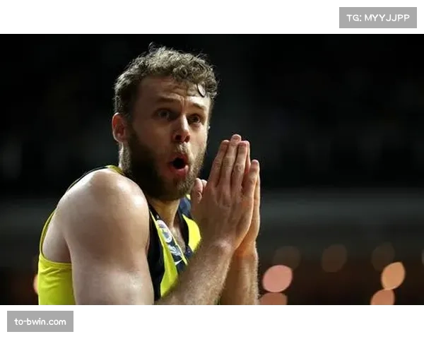 意大利女裁判尼科洛西成足坛焦点，以其魅力与专业引发热议